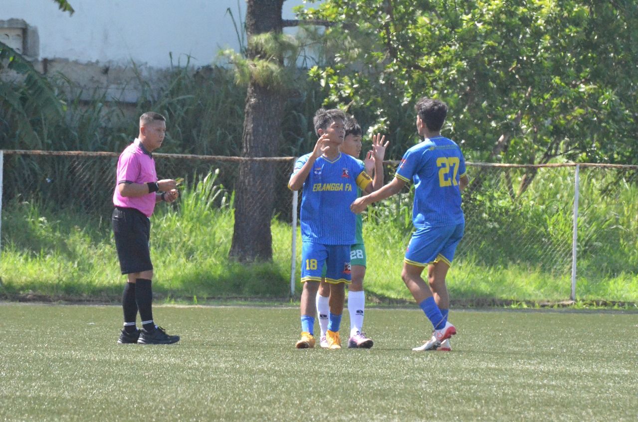 Gelandang sekaligus kapten Erlangga, M. Zazuly Zaidan setelah mencetak gol ke gawang Sukmajaya di laga pekan pertama Grup Skor Liga TopSkor U-16 2024. (Nizar Galang/Skor.id)