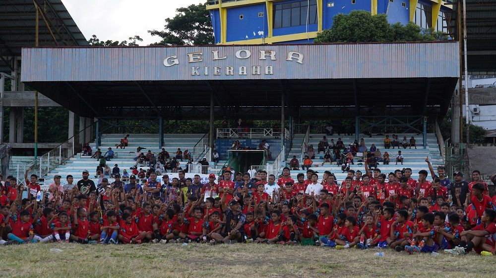 Pemain, pelatih, dan ofisial Malut United bersama peserta coaching clinic di Stadion Kie Raha, Ternate pada 13 Agustus 2023