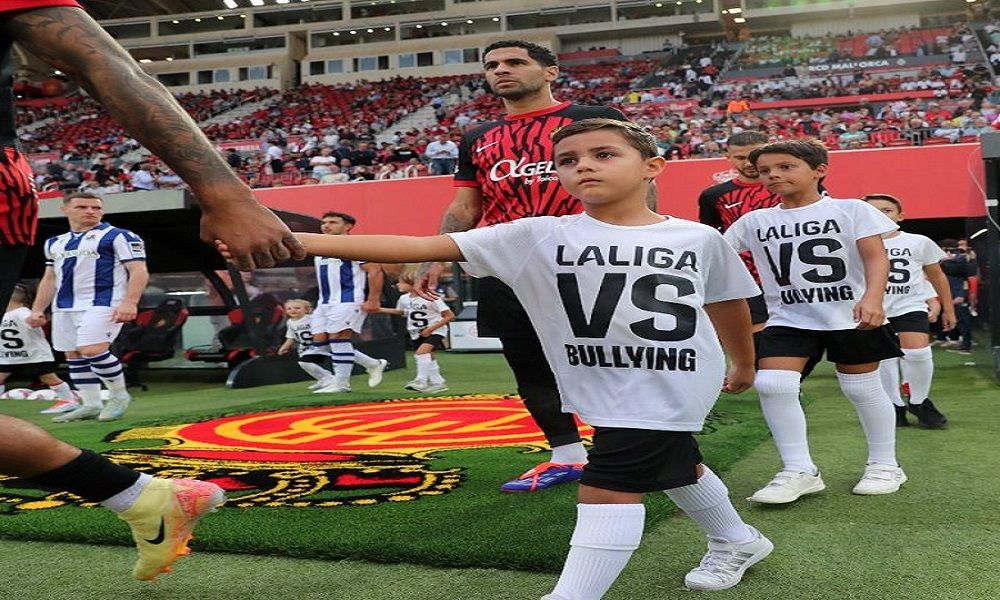 Anak-anak dilibatkan untuk mendampingi pemain sebelum pertandingan di La Liga. (LA LIGA).