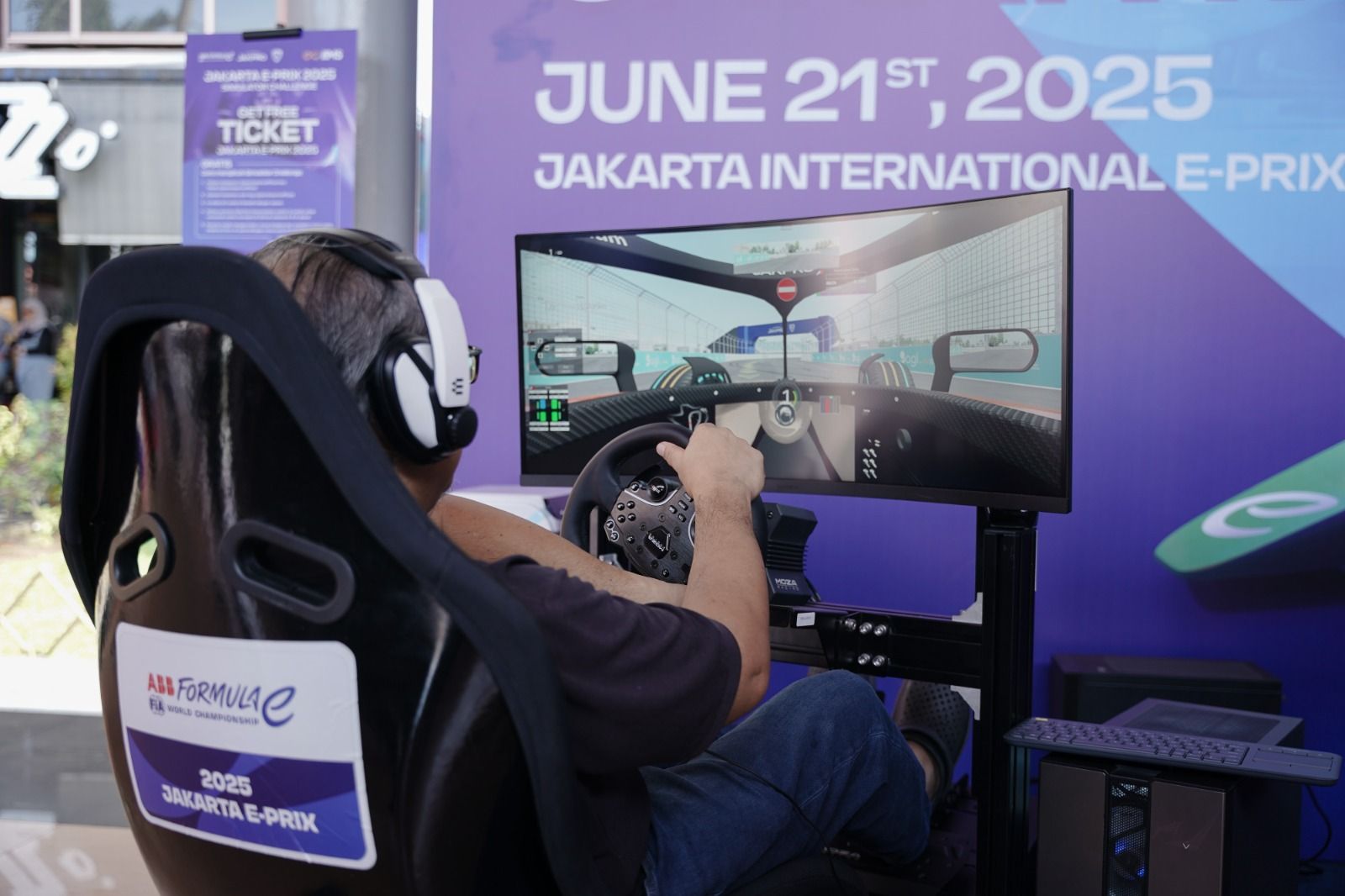 Pengunjung menjajal SIM Racing Time Attack di booth Jakarta E-Prix, IIMS 2025 (Dok. Jakarta E-Prix).