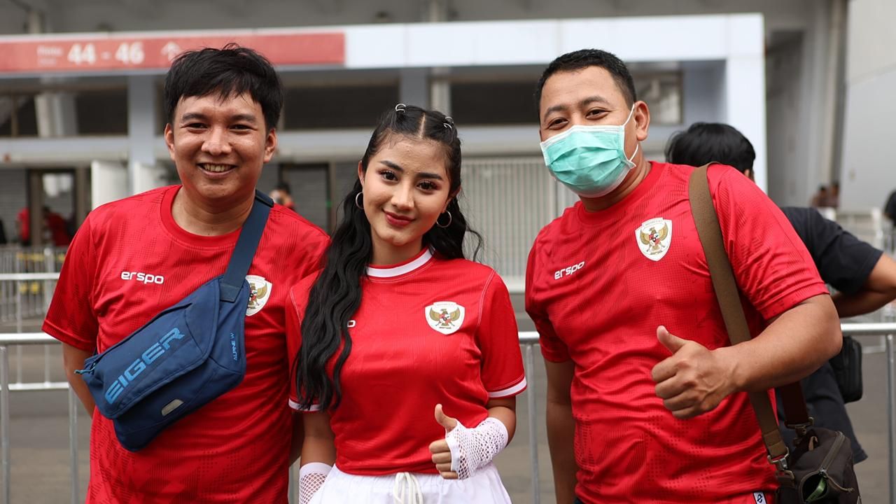 Penyanyi dangdut, Ghea Youbi (Timnas Indonesia vs Jepang). (Mario Sonatha untuk Skor.id)