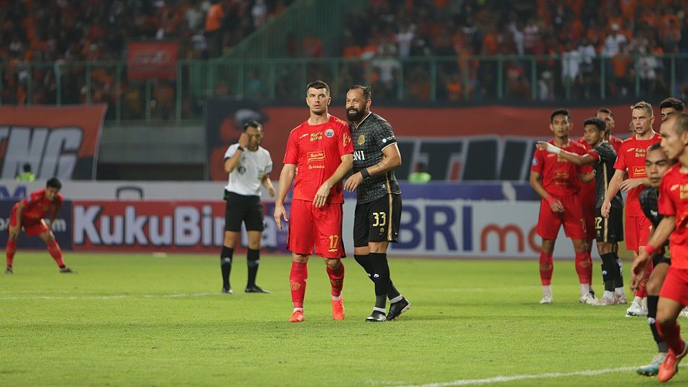 Striker Persija, Aji Kusuma saat aksinya dihalangi kiper Bhayangkara FC, Awan Setho dalam laga pekan ketiga Liga 1 2023-2024, 16 Juli 2023. (Mario Sonatha untuk Skor.id)