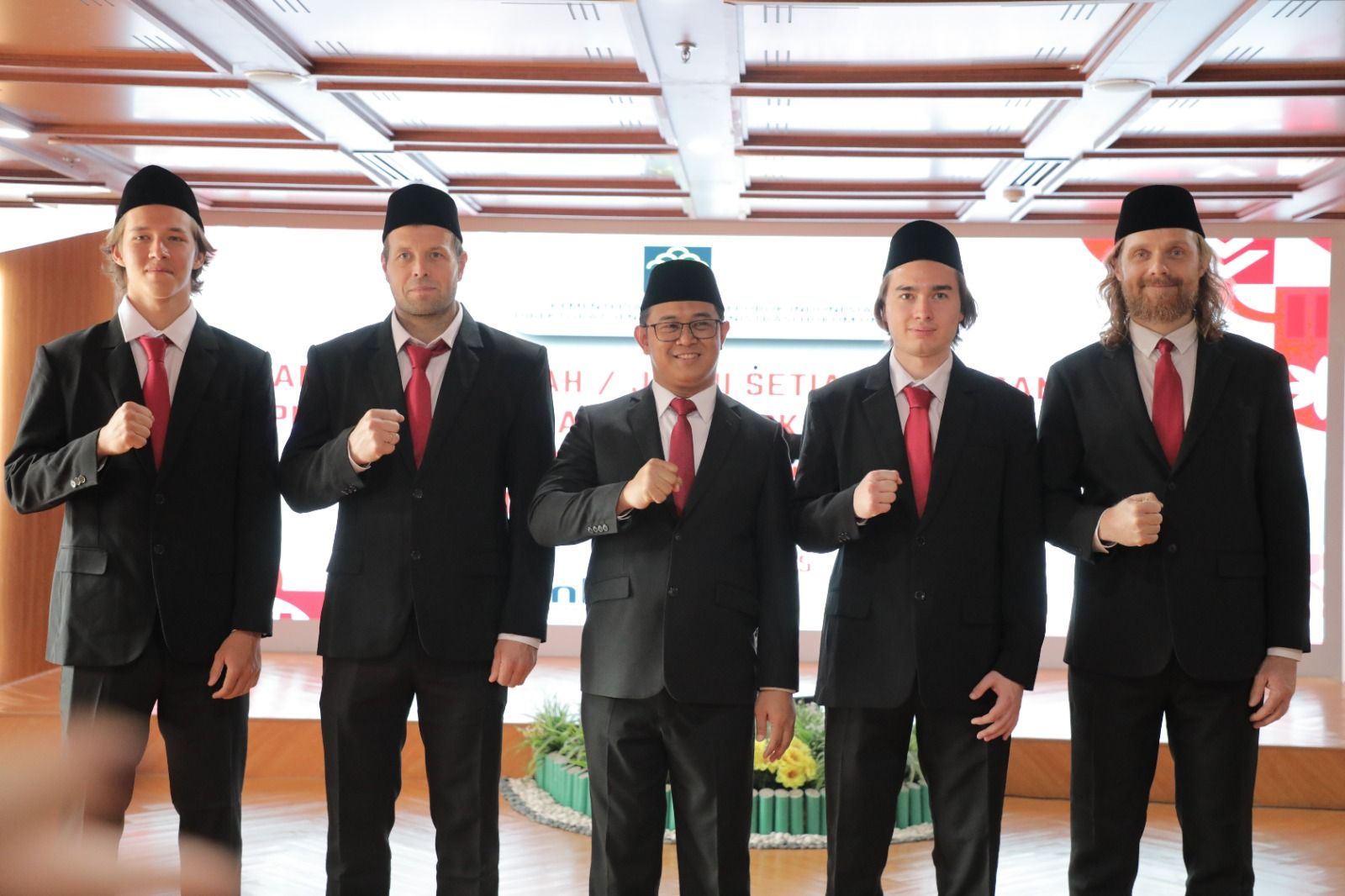 Perwakilan Dirjen AHU dan empat atlet Hoki Es yang dinaturalisasi untuk Timnas Hoki Es Indonesia di SEA Games 2025. (Dirjen AHU)