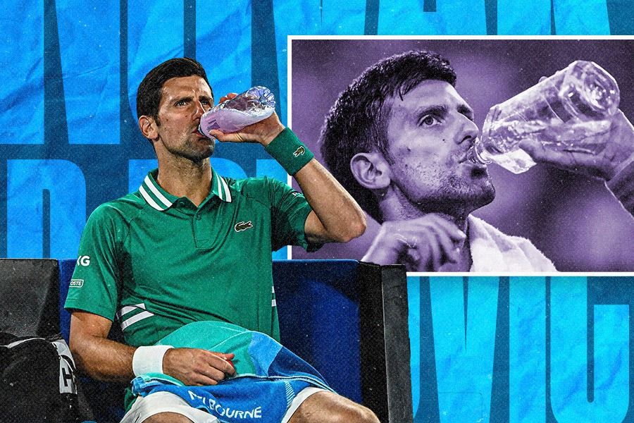Petenis Novak Djokovic meminum air putih dan air berwarna dalam sebuah pertandingan (Dede Mauladi/Skor.id).