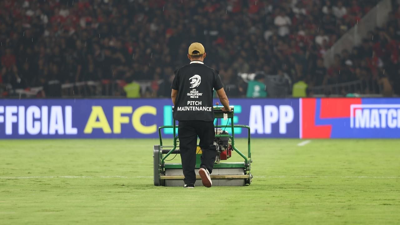 Petugas Rumput (Timnas Indonesia vs Jepang). (Mario Sonatha untuk Skor.id)