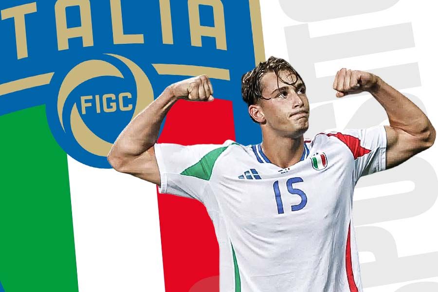 Pio Esposiito salah satu pencetak gol termuda tImnas Italia. (Grafis: Deni Sulaeman/Skor.id)