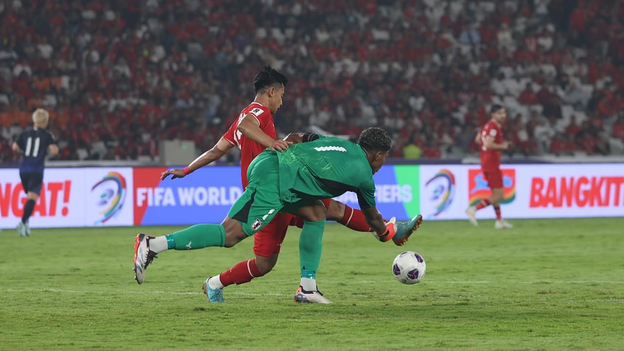 Pratama Arhan vs Zion Suzuki (Timnas Indonesia vs Jepang). (Mario Sonatha untuk Skor.id)