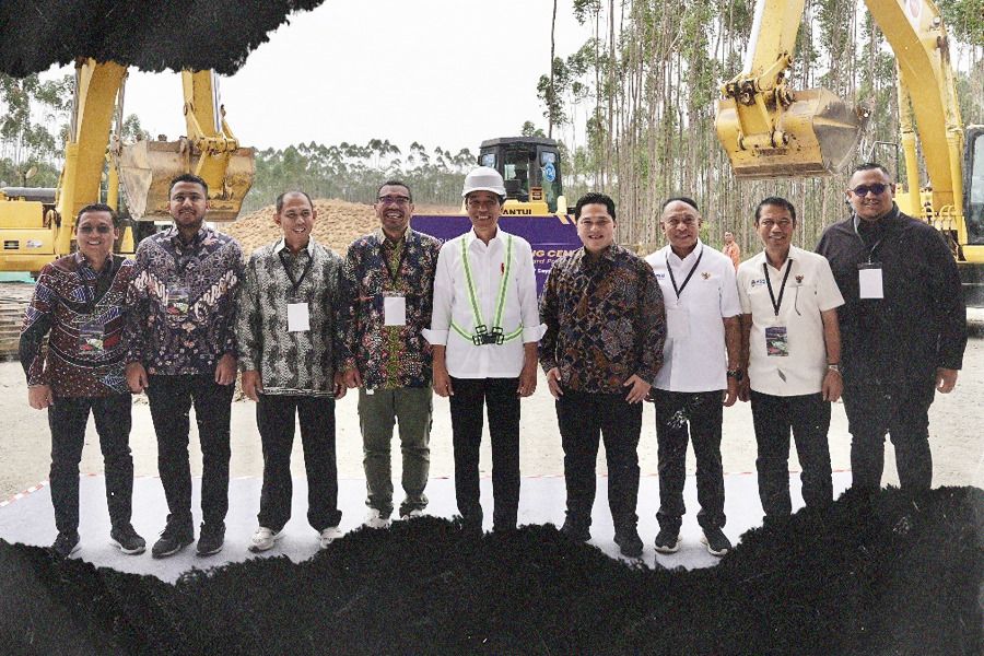Presiden Joko Widodo diapit Ketua Umum PSSI, Erick Thohir, dan jajaran Exco PSSI saat groundbreaking national training center di IKN pada 22 September 2023.
