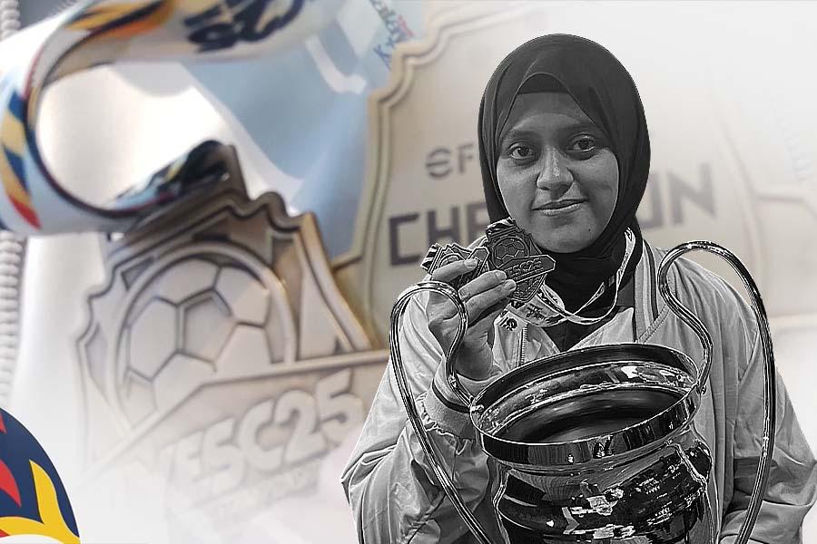 Putri Pramesti atau yang lebih dikenal dengan Putri Prames, juara AYESC 2025 kategori eFootball Women's. (Grafis: Deni Sulaeman/Skor.id)
