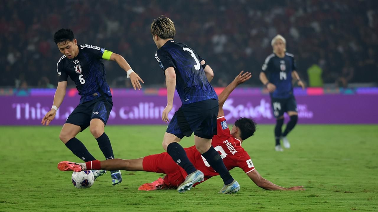 Rafael Struick vs Wataru Endo (Timnas Indonesia vs Jepang). (Mario Sonatha untuk Skor.id)