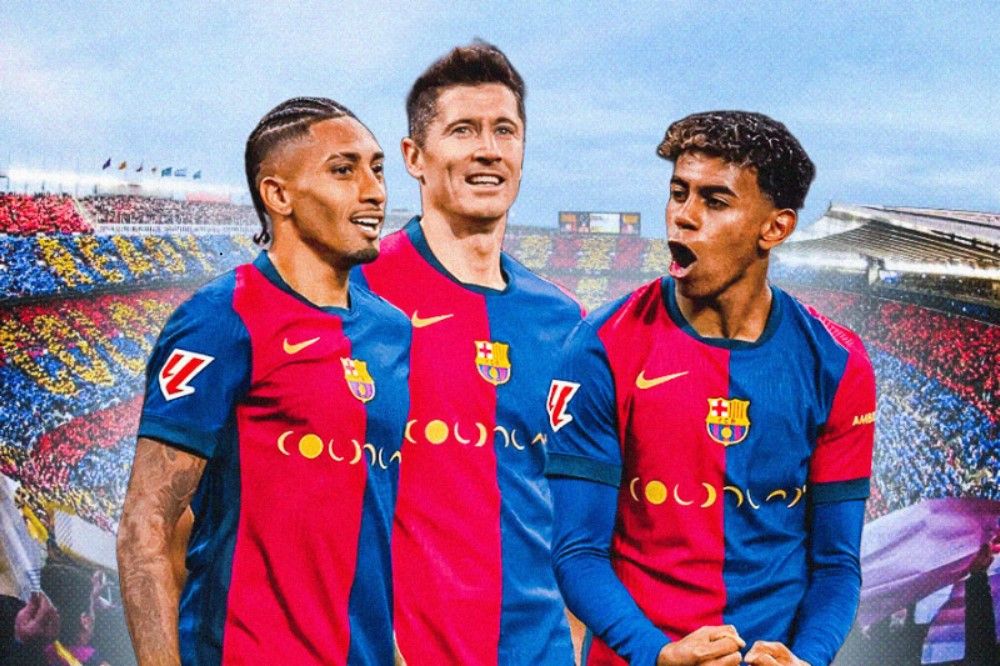 Trio lini depan Barcelona, Raphinha (kiri), Robert Lewandowski (tengah), dan Lamine Yamal. (Hendy Andika/Skor.id).