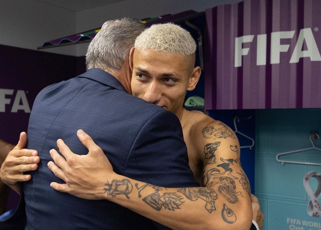 Striker Brasil, Richarlison, memposting saat dapat pelukan erat dari pelatih timnas Tite, yang telah dianggapnya sebagai mentornya (Dok. Instagram @richarlison).