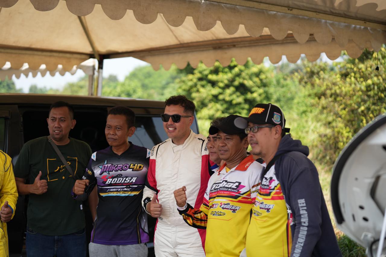 Rifat Sungkar (jaket balap putih) berfoto bersama para pecinta otomotif dalam event Pertamax Turbo Drag Fest 2024.