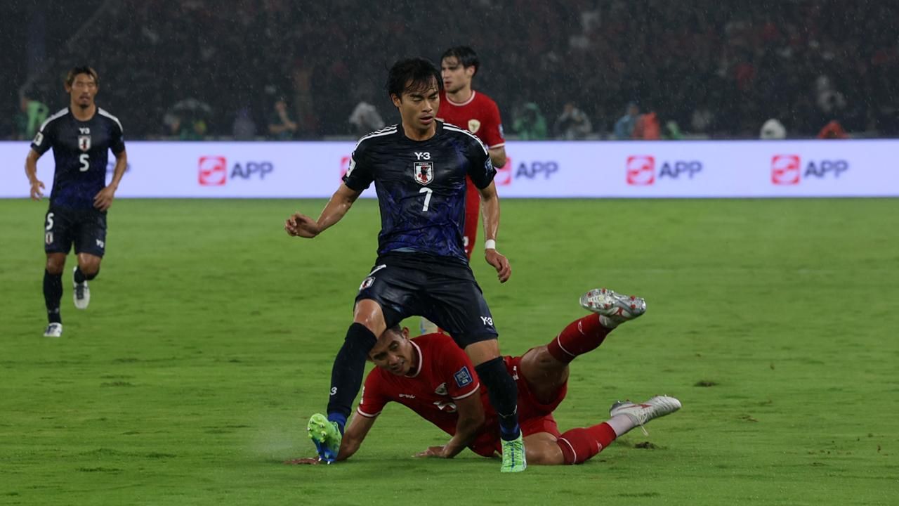 Rizky Ridho vs Kaoru Mitoma (Timnas Indonesia vs Jepang). (Mario Sonatha untuk Skor.id)