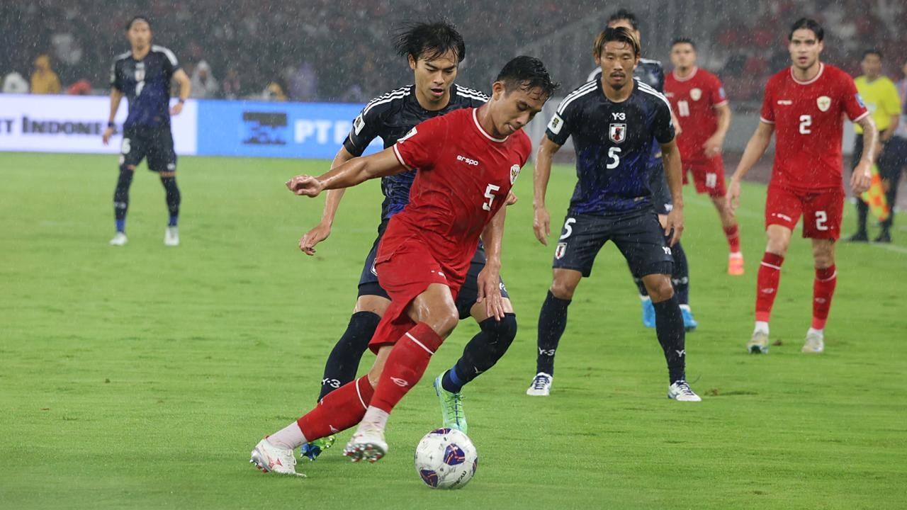 Rizky Ridho vs Kaoru Mitoma (Timnas Indonesia vs Jepang). (Mario Sonatha untuk Skor.id)