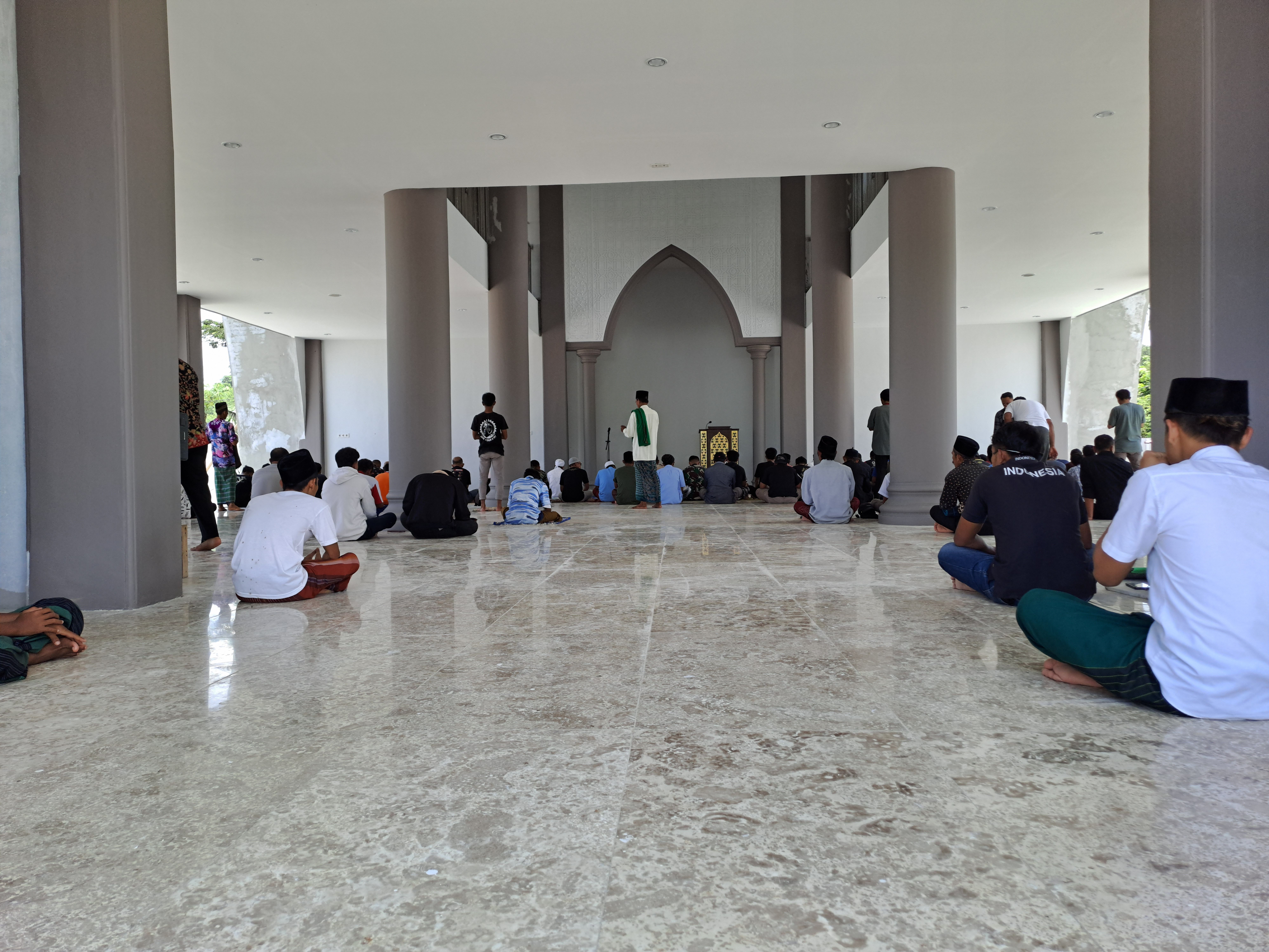 Suasana Salat Jumat di Masjid Al Hakim di depan Sirkuit Mandalika. (Thoriq Az Zuhri/Skor.id)