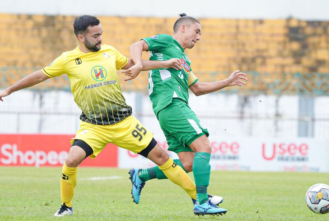 Mike Ott (kuning) berduel dengan Kim Jeffrey Kurniawan saat Barito Putera menghadapi PSS Sleman di Liga 1 2022-2023, Februari 2023/(Instagram Barito Putera-@psbaritoputeraofficial)