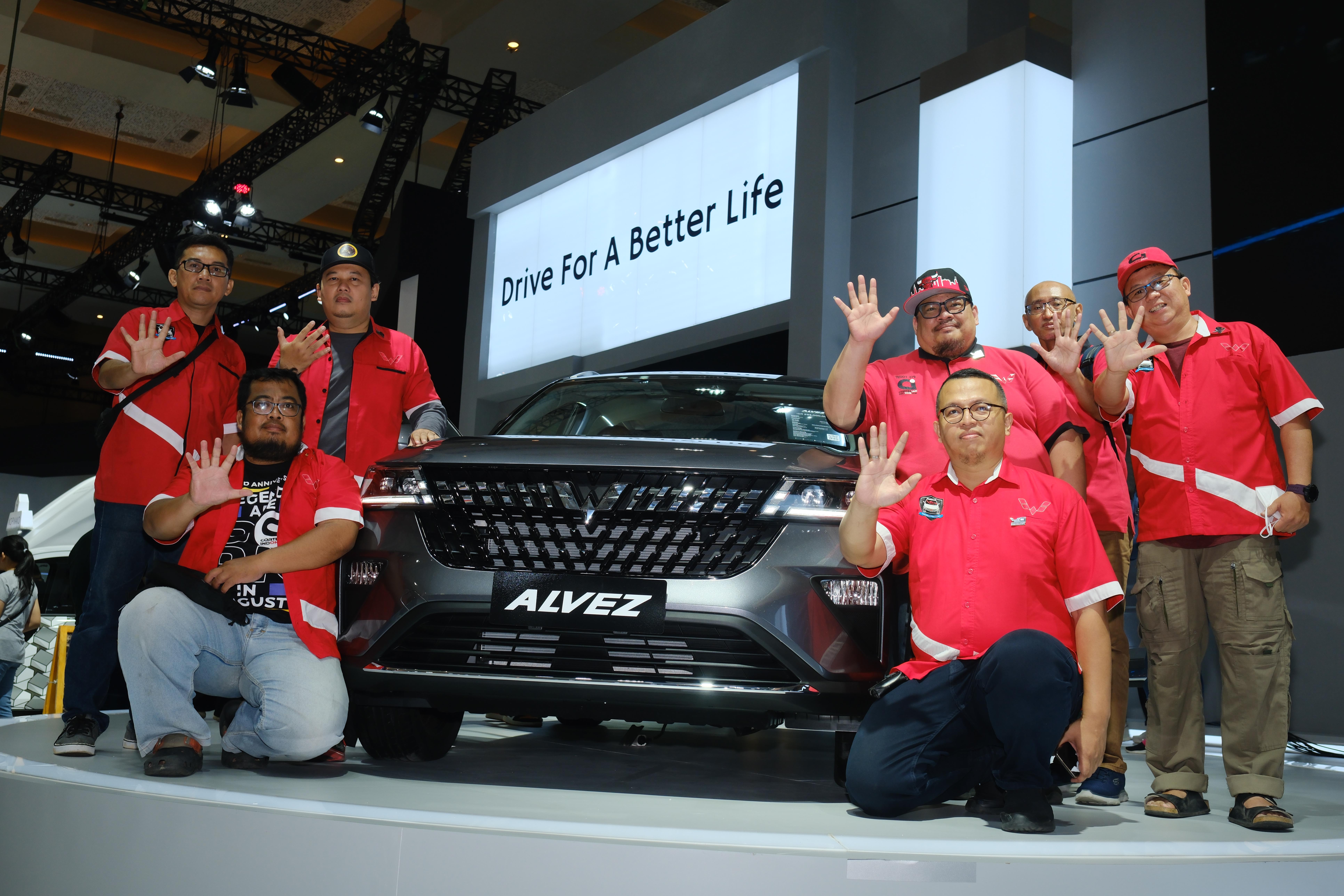 Sebagai komunitas resmi Wuling, Cortezian Indonesia, turut diundang untuk melihat eksterior dan interior Wuling Alvez di IIMS 2023 (Dok. Wuling Motors)