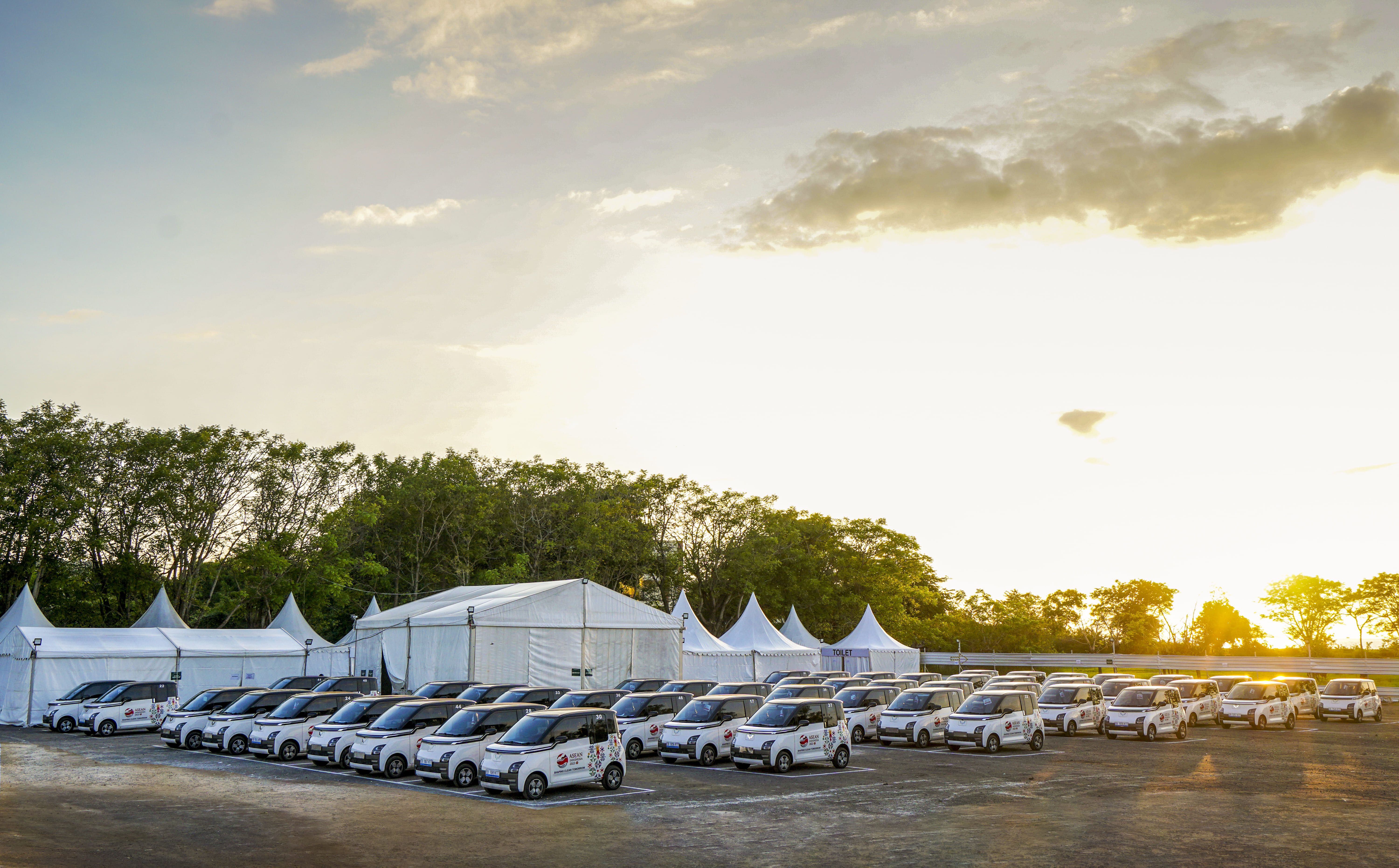 Sebanyak 50 unit  mobil listrik Wuling Air ev tiba di Labuan Bajo untuk dipersiapakan sebagai kendaraan resmi KTT ASEAN 2023 (Dok. Wuling Motors).