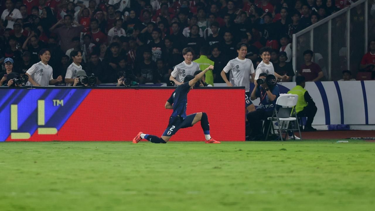 Selebrasi Yukinari Sugawara (Timnas Indonesia vs Jepang). (Mario Sonatha untuk Skor.id)
