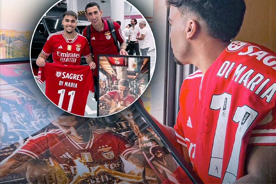 Seorang fan Benfica menghadiahi Angel Di Maria berupa kumpulan foto dan trofi yang dibingkai. (Rahmat Ari Hidayat/Skor.id)