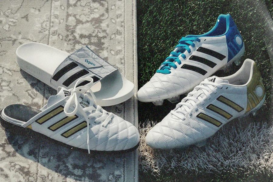 Sepatu sandal TKPro Lux Slipper dan TKPro Adilette dibandingkan dengan sepatu asli Toni Kroos (Dok JW Studios).