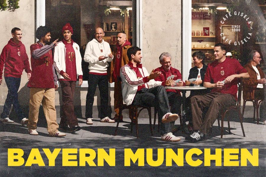 Para pemain muda FC Bayern Munchen seperti Serge Gnabry dan Jamal Musiala berpose dengan sederet legenda Die Bayern mengenakan setelan spesial untuk merayakan ulang tahun ke-125 klub tersebut. (M. Yusuf/Skor.id)