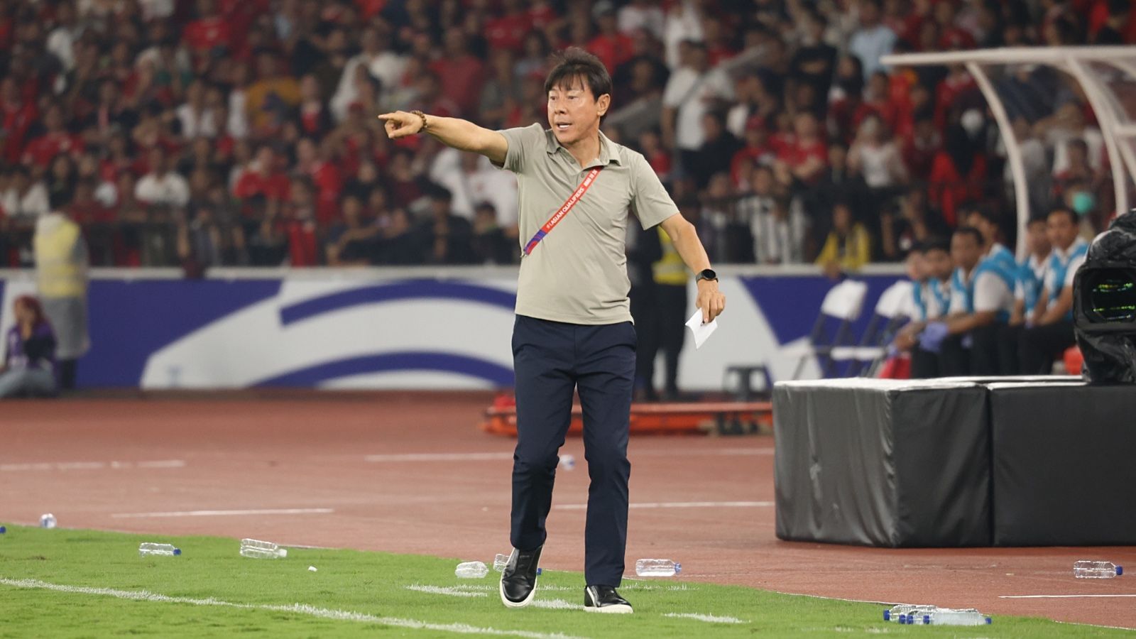 Shin Tae-yong,saat melatih Indonesia di laga melawan Australia di SUGBK, Jakarta, Selasa (10/9/2024). (Mario Sonatha untuk Skor.id)