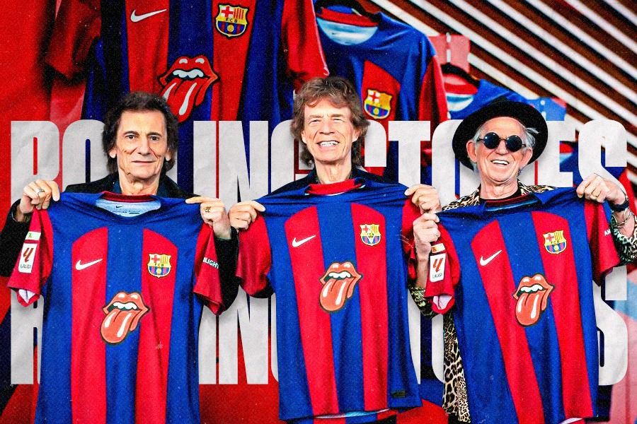 Personel The Rolling Stones (ki-ka): Ronnie Wood, Mick Jagger, dan Keith Richards berfoto sambil memegang kaus FC Barcelona dengan lidah ikonik di tengahnya (Dede Mauladi/Skor.id).