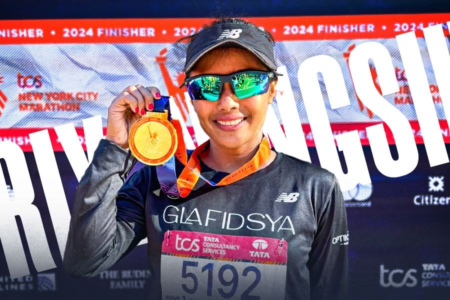 Triyaningsih memamerkan medali yang diraihnya usai mengikuti New York City Marathon 2024 (Yusuf/Skor.id).