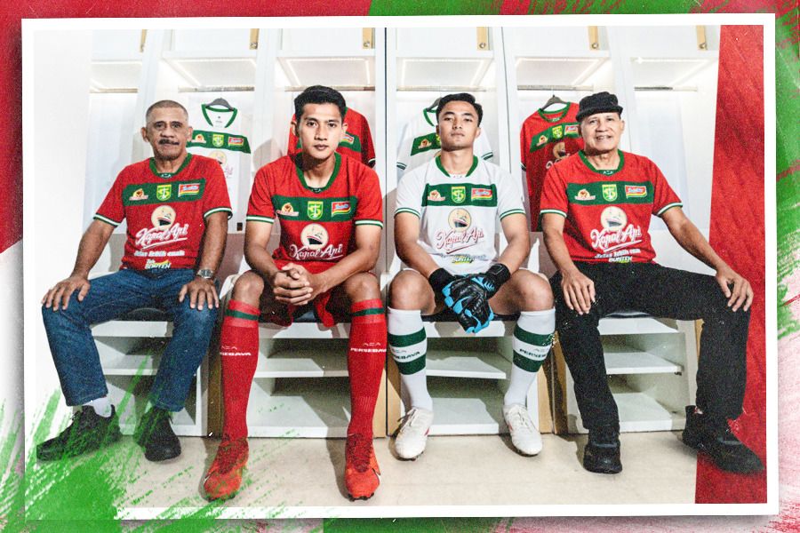 Persebaya mengenakan jersey alternatif khusus berwarna merah selama Bulan Kemerdekaan di kompetisi Liga 1 2024-2025 (Jovi Arnanda/Skor,id).