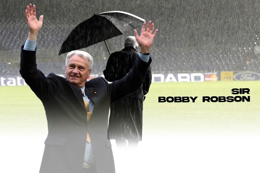 Sir Bobby Robson, pernah melatih Barcelona dan Newcastle United. (Grafis: Kevin Bagus Prinusa/Skor.id)