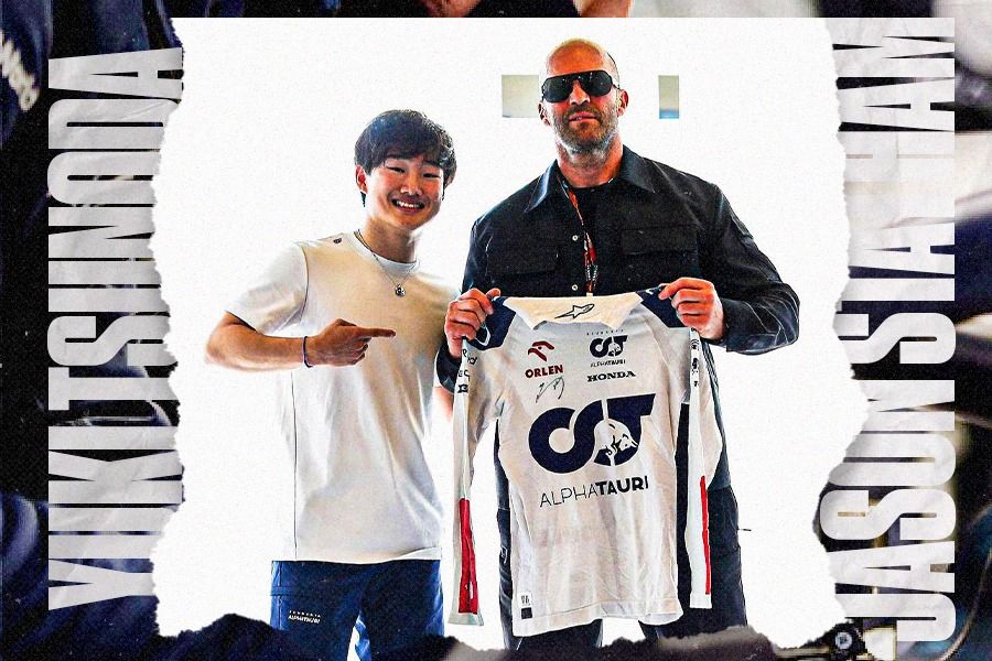 Pembalap Scuderia AlphaTauri, Yuki Tsunoda (kiri), terlihat gembira saat bertemu aktor idolanya, Jason Statham (Dede Sopatal Mauladi/Skor.id).