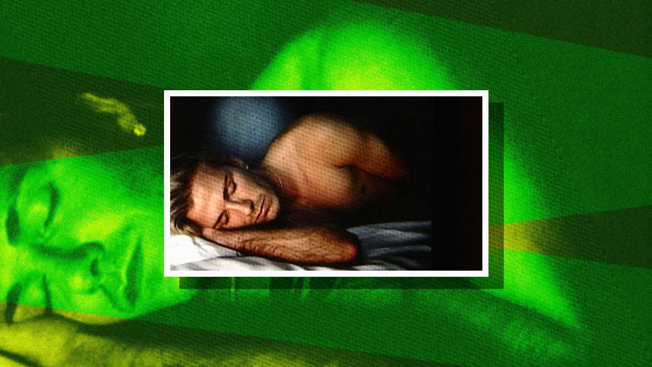 Pose tidur David Beckham yang dijadikan karya seni. (Hendy AS/Skor.id)