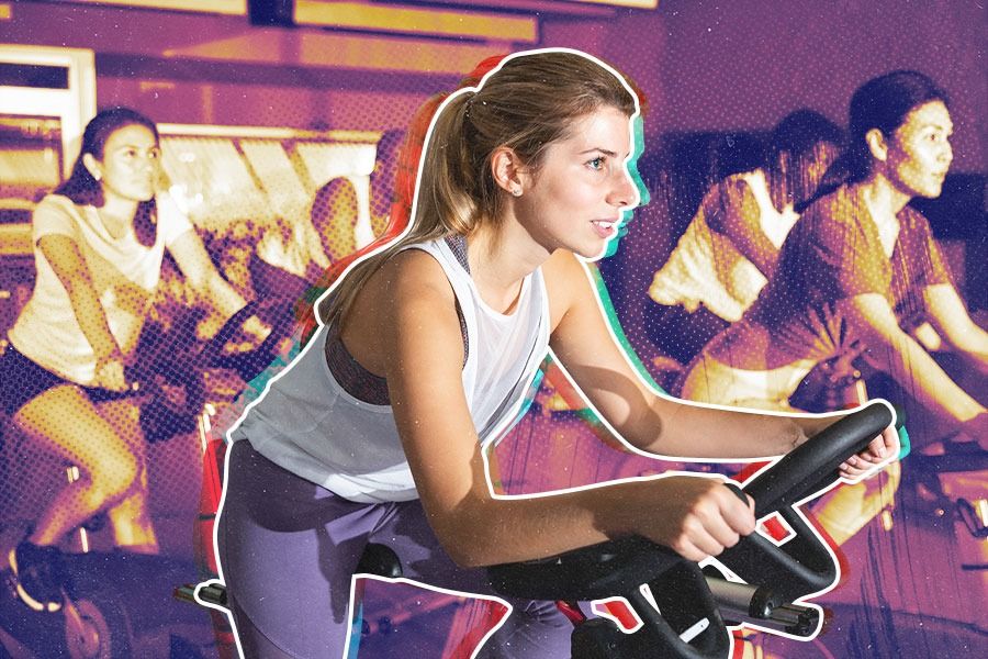 Bersepeda statis dikombinasikan dengan olahraga peregangan efektif membakar kalori (Yusuf/Skor.id).