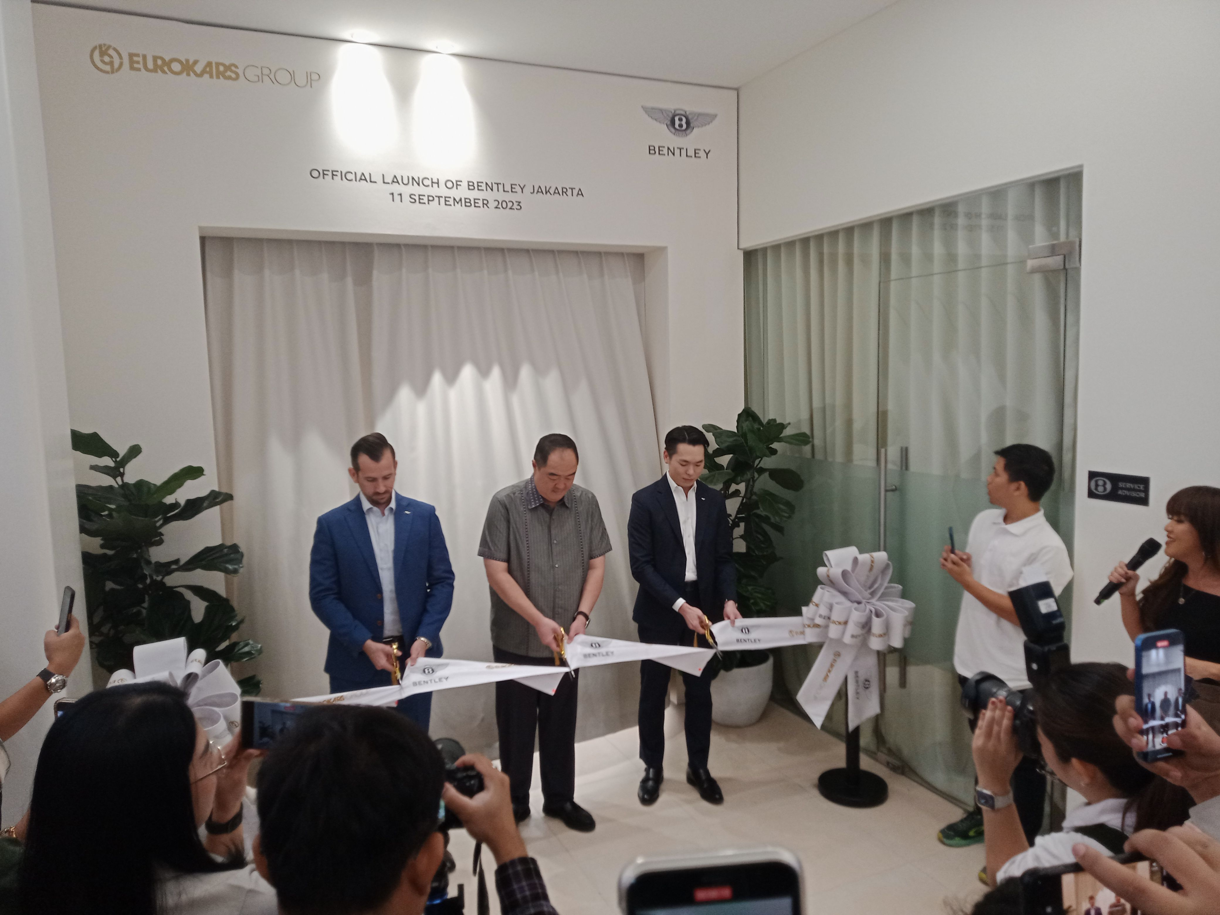 Pembukaan Bentley Jakarta Showroom ditandai proses pengguntingan pita oleh jajaran Eurokars Group dan Bentley Motors Asia Pasifik (Kunta Bayu Waskita/Skor.id).