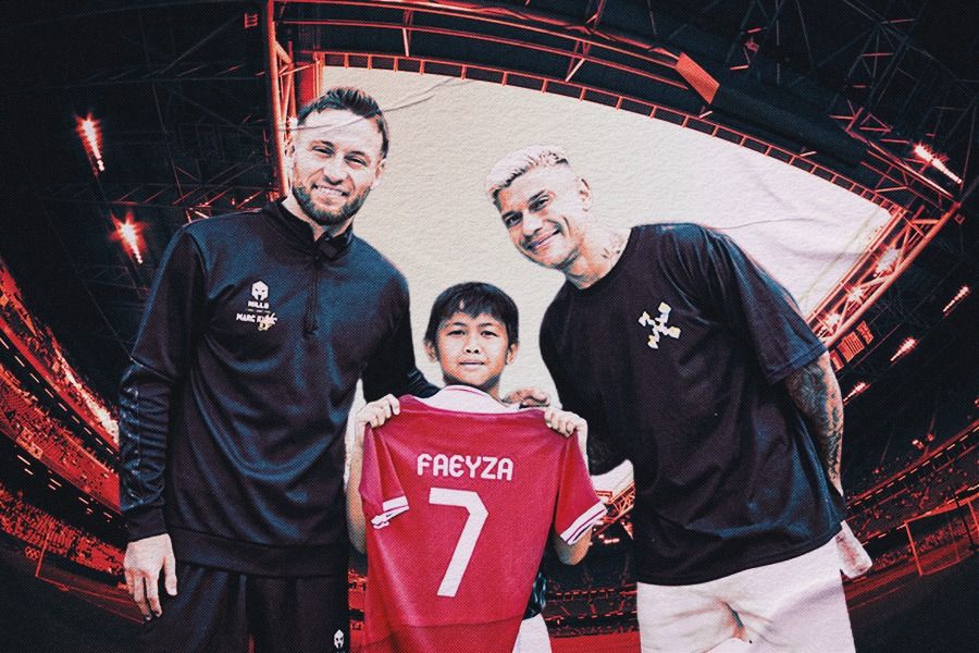 Dua pemain Persib Bandung, Marc Klok dan Ciro Alves, bersama fans cilik dalam acara Mills. (Dok. Mills/Grafis Rahmat Ari Hidayat/Skor.id)