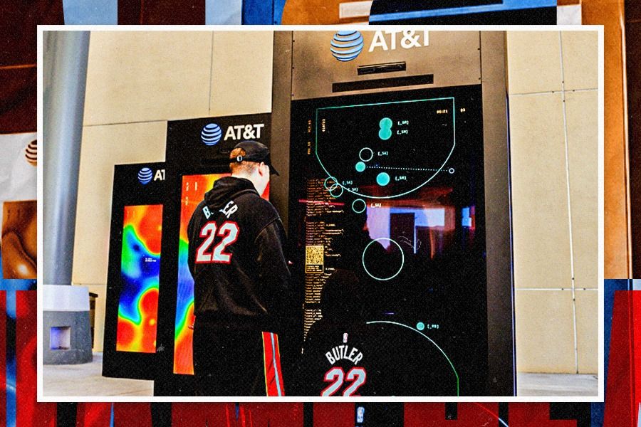 Seorang penggemar Miami Heat menjajal mesin Connected Canvas (Dede Sopatal Mauladi/Skor.id).