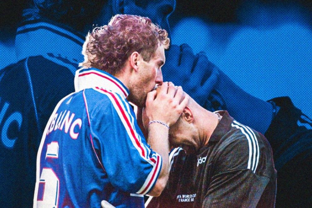 Bek Prancis Laurent Blanc selalu melakukan ritual cium kepala kiper Fabien Barthez sebelum pertandingan di Piala Dunia 1998, akhirnya mereka juara (Hendy Andika/Skor.id).