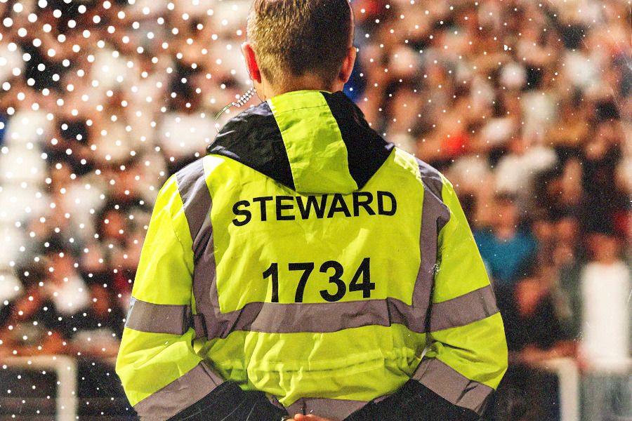 Steward berperan penting menjaga kondisi stadion tetap kondusif dalam pertandingan sepak bola (Jovi Arnanda/Skor.id).