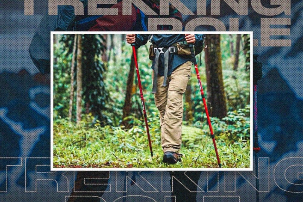 Trekking pole digunakan oleh pencinta hiking untuk membantu melintasi medan yang berat (Hendy Andika/Skor.id).