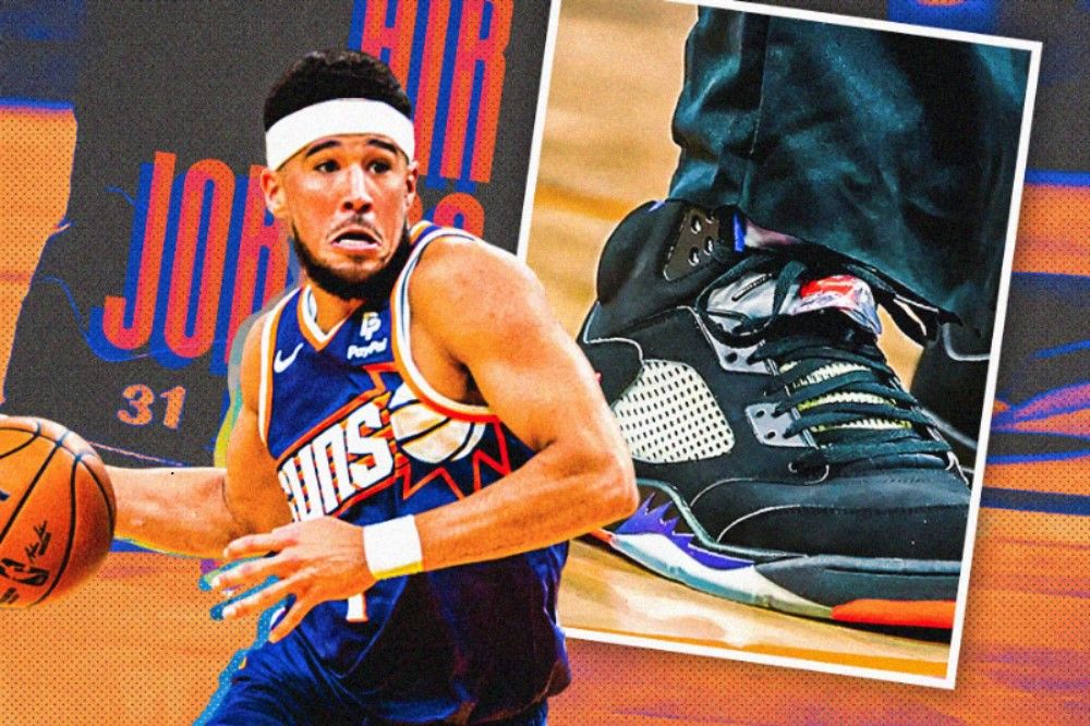 Devin Booker dan sepatu basket Air Jordan 5 PE yang dipakainya saat pemanasan (Hendy Andika/Skor.id).