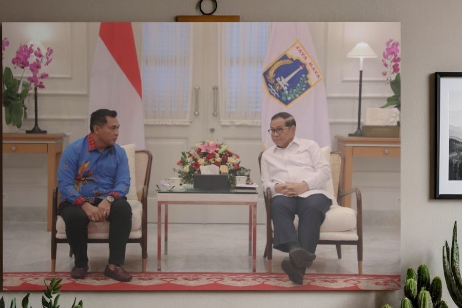 Gubernur DK Jakarta, Pramono Anung (kanan), saat menerima audiensi dari Achmad Azran (Bang Azran) di Jakarta, Jumat (7/11/2025). (Foto: Dok. Achmad Azran/Grafis: Deni Sulaeman/Skor.id)