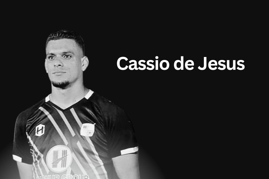 Eks bek asing Barito Putera dan Semen Padang, Cassio de Jesus, wafat di usia 35 tahun lantaran sakit anemia aplastik. (Foto: Instagram: @cassiof89/Grafis: Deni Sulaeman/Skor.id)