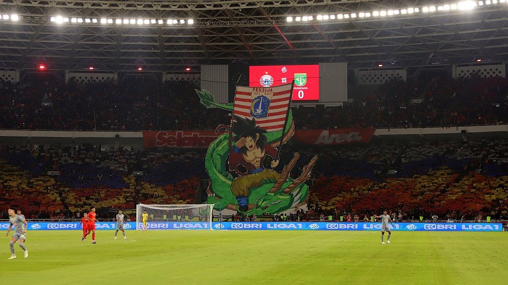 Aksi korea yang keren dari the Jak saat Persija menjamu Persebaya pada pekan kelima BRI Liga 1 2023-2024 di tribune selatan SUGBK pada 30 Juli 2023. (Mario Sonatha untuk Skor.id).