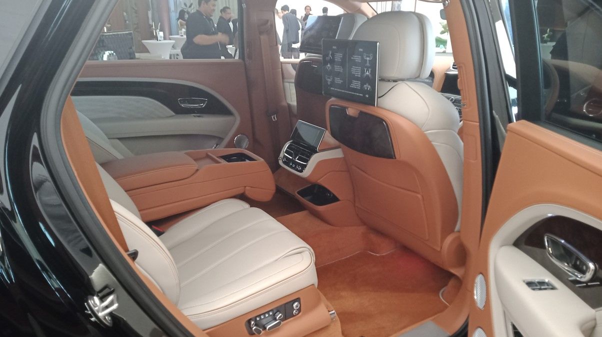 Interior belakang Bentley Bentayga Extended Wheelbase Azure First Edition (Kunta Bayu Waskita/Skor.id).