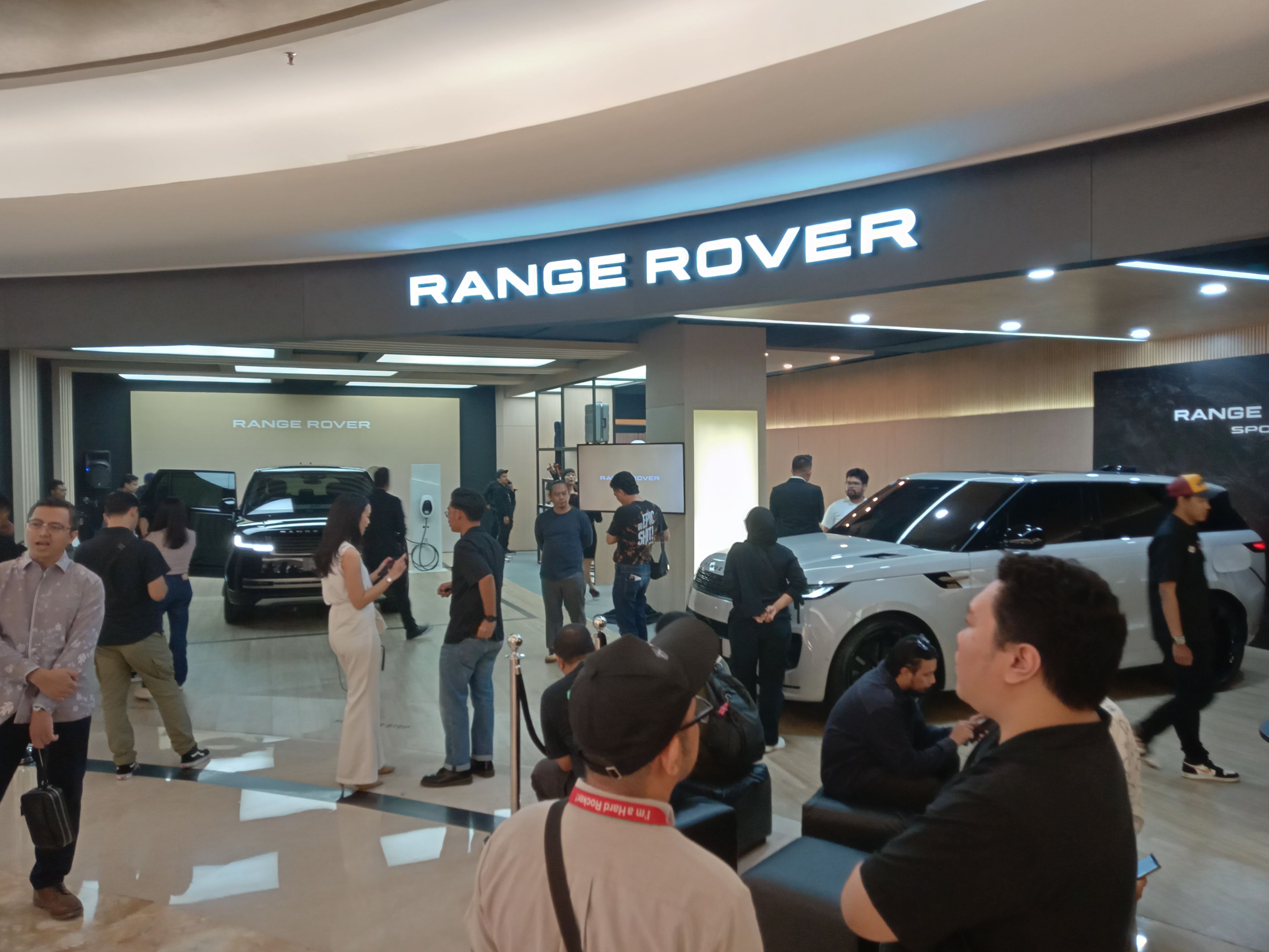 Range Rover Boutique di Plaza Indonesia (Kunta Bayu Waskita/Skor.id).