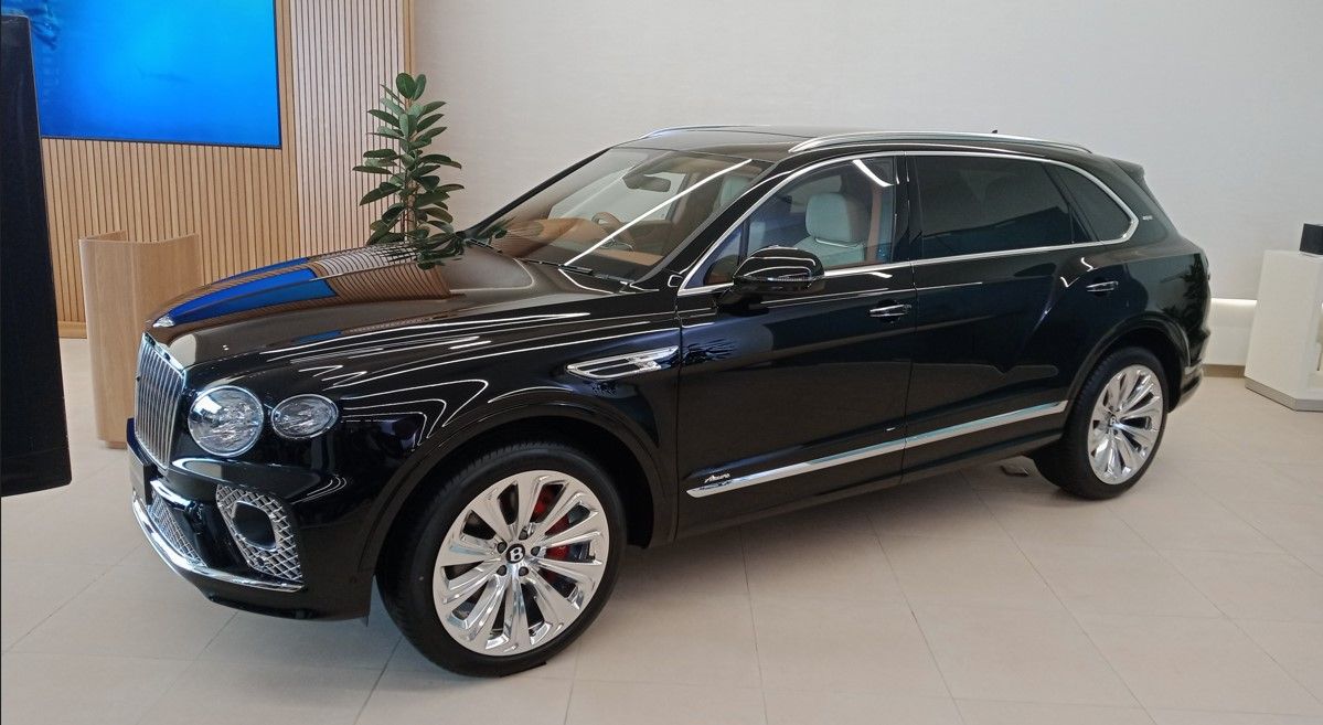 Bentley Bentayga Extended Wheelbase Azure First Edition di Bentley Jakarta Showroom (Kunta Bayu Wasita/Skor.id).