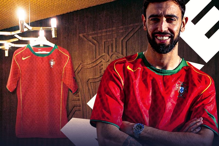 Jersey Timnas Portugal di Euro 2004 kini dirilis ulang (Yusuf/Skor.id).