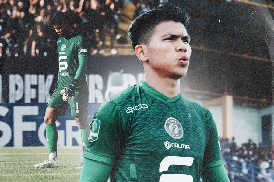 Kiper FC Bekasi City, Cahya Supriadi. (Grafis: Jovi Arnanda/Skor.id)